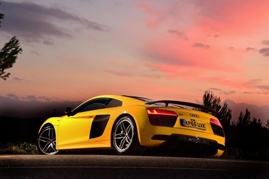  Audi R8 V10 Plus 2015 года  (UK) (фото 4 из 31)